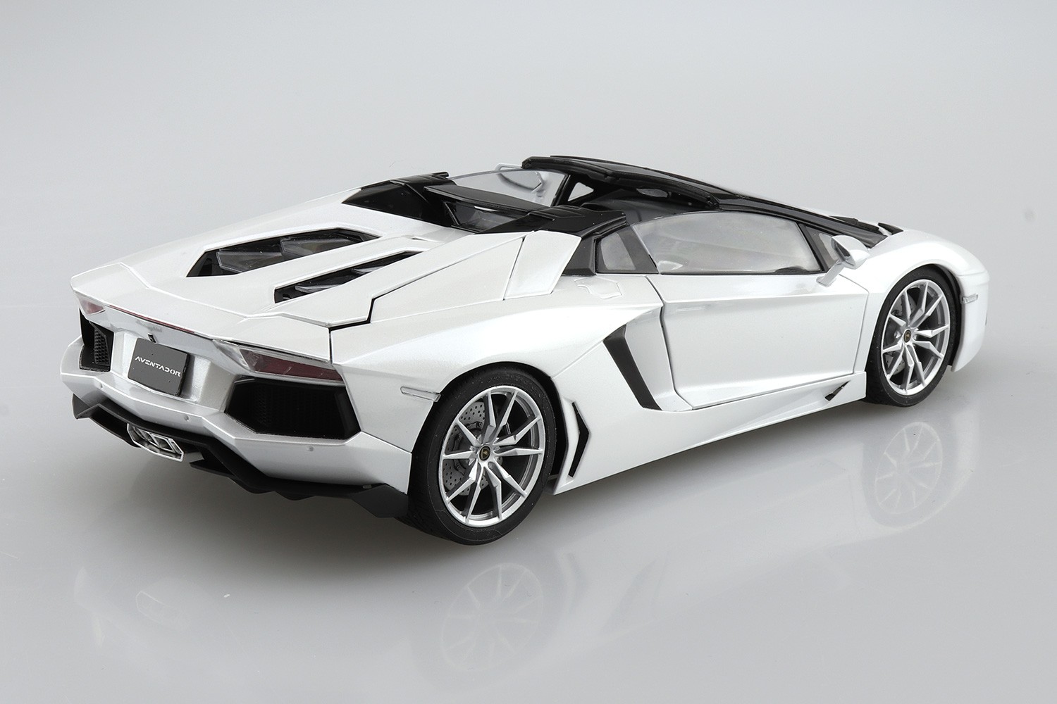 05866 Lamborghini Aventador LP700-4 Roadster '12 Aoshima