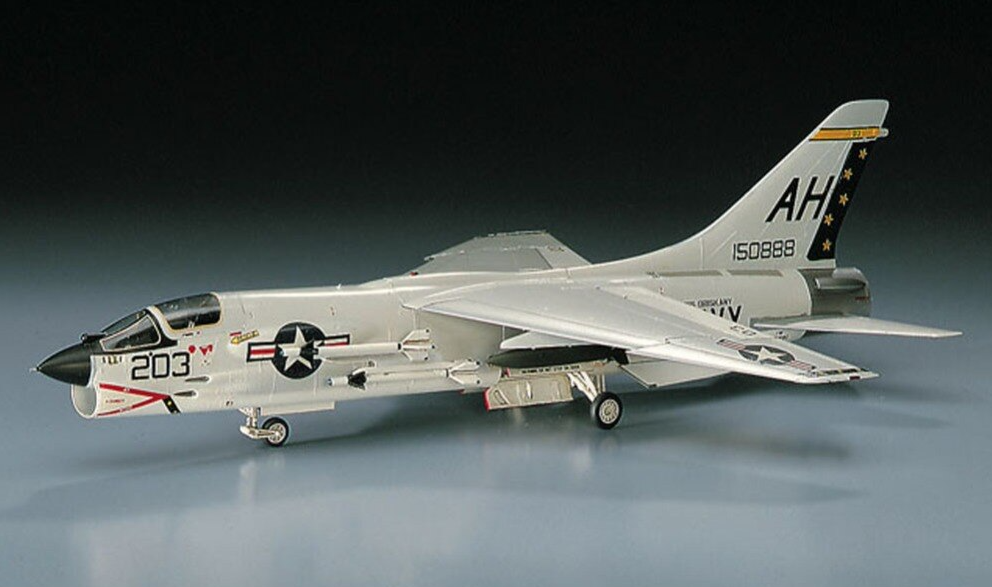 00339  Самолет F-8E CRUSADER C9 Hasegawa