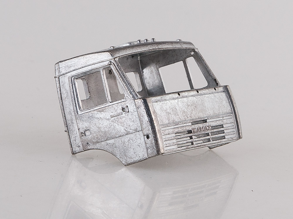 1311AVD Сборная модель КАМАЗ-6540 8x4 самосвал AVD Models