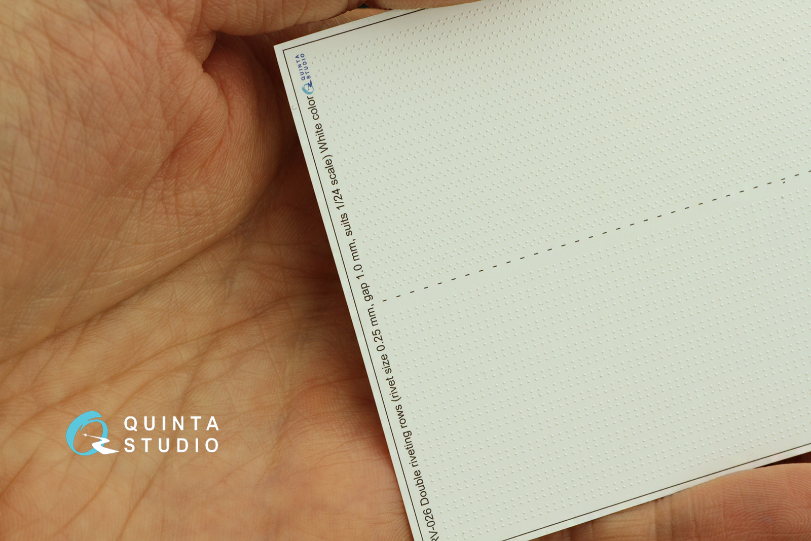 QRV-026 Сдвоенные клепочные ряды (размер клепки 0.25 mm, интервал 1.0 mm), белые,  длина 5,8 m