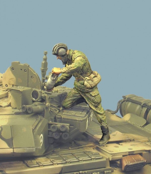 T35183 Современный российский танкист со снарядом Tank