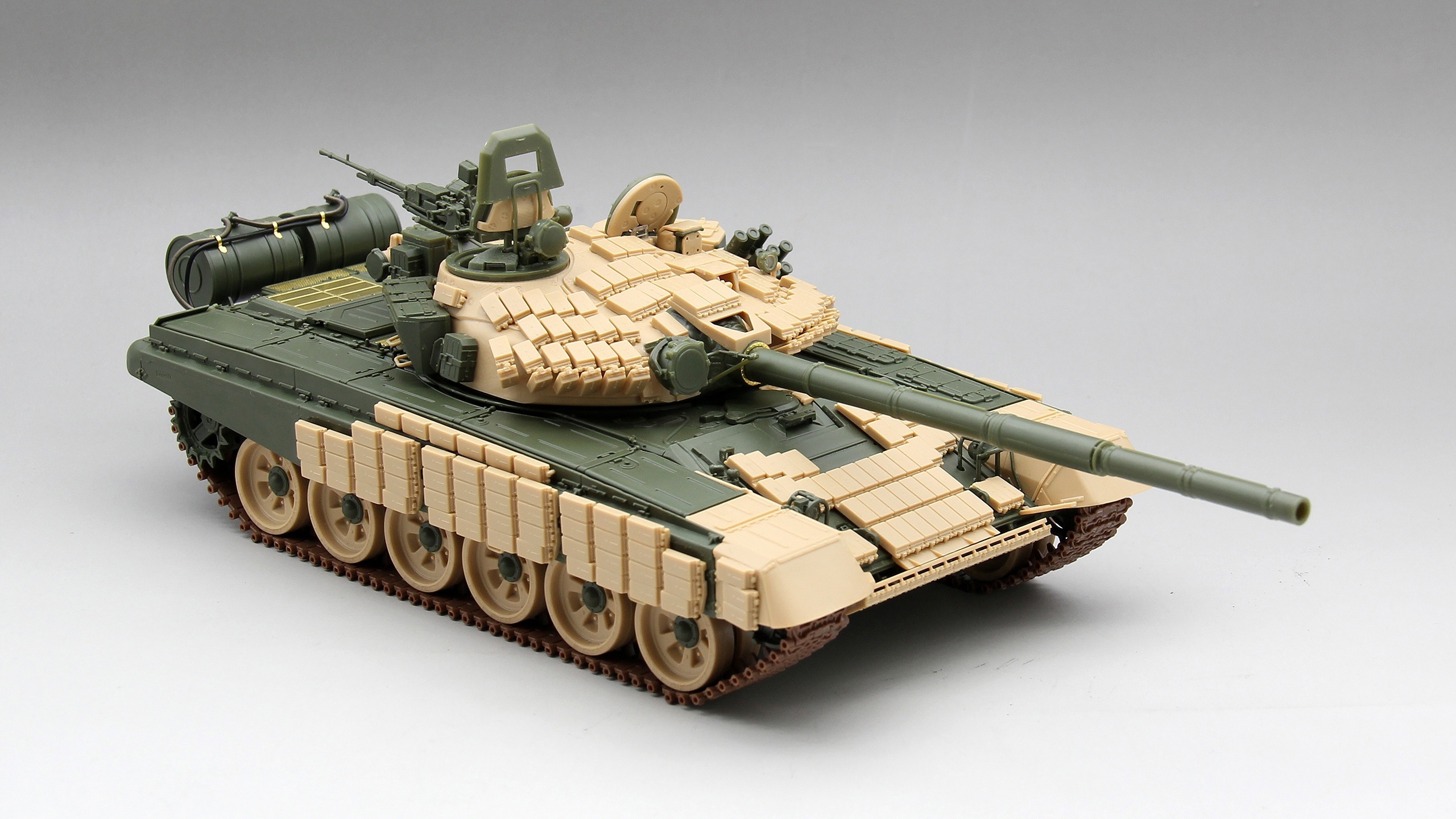 AH35A041 Russian main battle tank T-72 AV (Full interior) Amusing Hobby