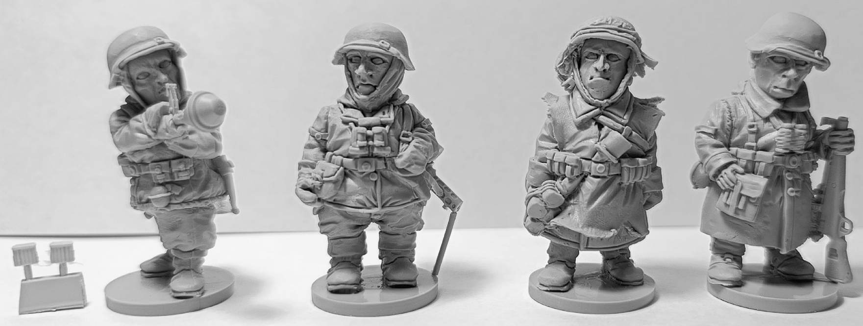 CHM-50.21. Шаржевая миниатюра. WW2: Германская Армия (Вермахт №2). В комплекте 4 фигуры. 50 мм. Материал - смола. Chronos Miniatures