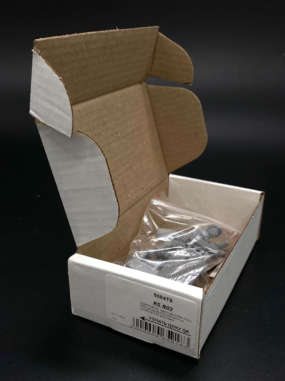 5084ТБ ВИМ, пригнувшийся боец (Росгвардия) стреляющий из снайперской винтовки Три Богатыря