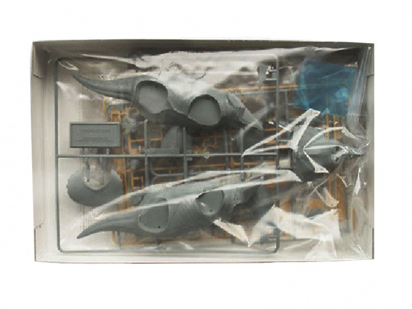 60104T Трицератопс и два Велоцираптора, один человек, дерево, рыбы, лягушка, подставка в виде ландшафта (Triceratops Diorama Set) Tamiya