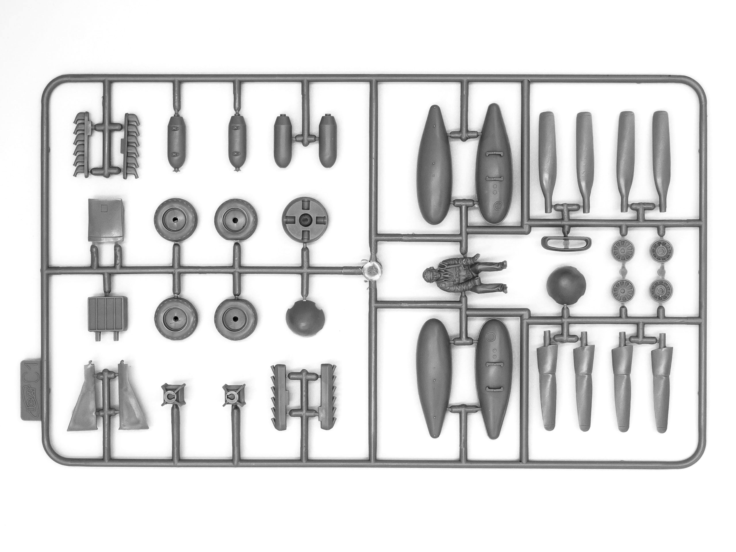 48125 Мустанг Р-51 В, американский истребитель с пилотами и техниками ICM