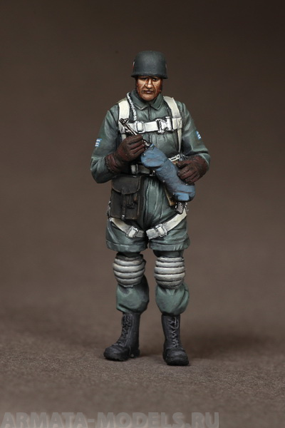 35114SOGA Officer Fallschirmj?ger at the airfield. SOGA Miniatures
