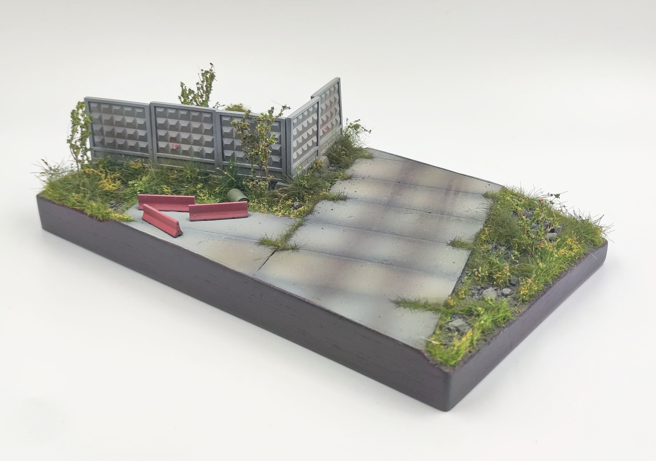 HE-72159 Подставка военная часть  (Аксессуары не окрашенные в комплекте) Размер 25*15*6